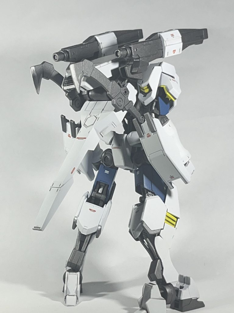 MS形態　設定に忠実に白を基調にブルーの差し色を入れた厄災戦カラーです！武装はショートバレルキャノンとアサルトナイフとなってます。