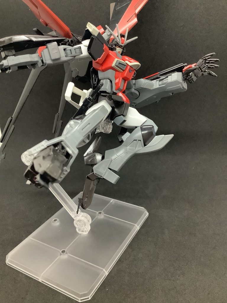 アーマーシュナイダー/脚部アーマーシュナイダー両大腿部の鞘に計2本装備されている携行式対装甲ナイフ、及び両爪先と両踵部に装備されている対装甲ナイフ。──消えない傷を、刻んで果てろ!