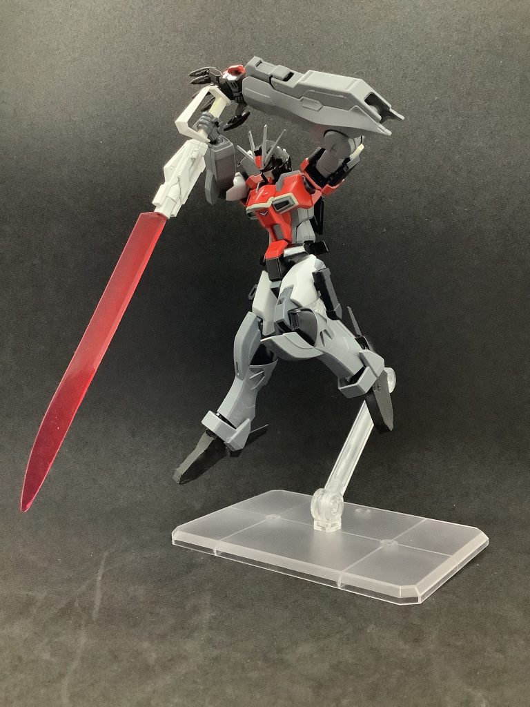 MMI-700 ビームソード「アルトリウス」トリケロスⅡの実体剣よりも長大なビーム刃を発振するビームソード。消費電力が大きいため使用頻度はかなり低い。非使用時はリアスカートにマウントされる。──戦訓その零、『絶対にあきらめるな』!