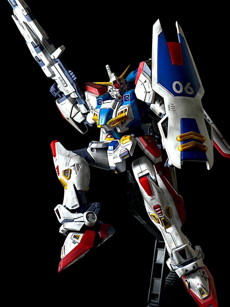 スミ入れ及びウェザリングしています。 ベースは2号機（ロールアウトカラー）で、肩や肘などが青から赤に変更されています。こちらの方が私は好み。 また、戦闘機を上から被せるシンプルな合体方法も気に入っています^_^