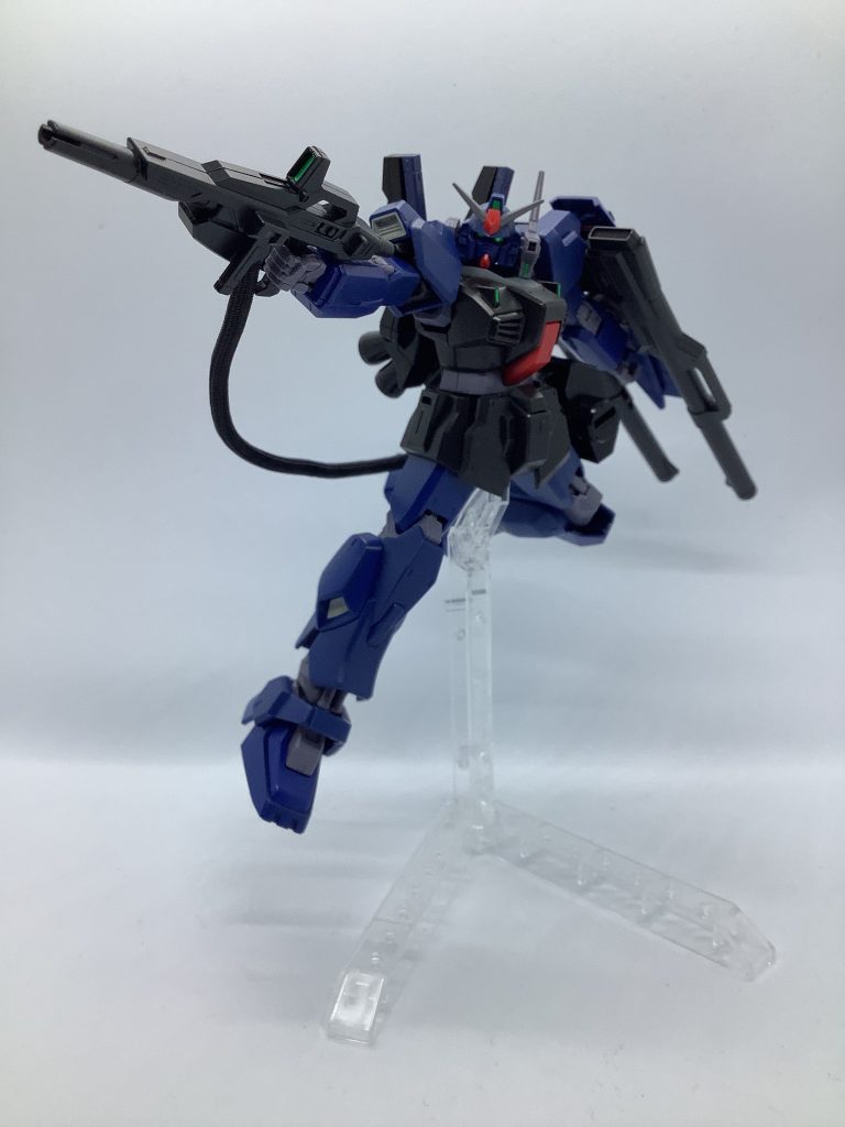 試製ビームマグナムRX-0のビームマグナムの試作モデルであるが、実態はRX-78-4のメガビームランチャーの改良モデル。機体左腰部に取り付けられた外部ジェネレータからエネルギー供給を受けて、通常の約4倍のビームを発射する。電装系破損のリスクは抑えられているものの、チャージと銃身冷却で次発までの間隔が長すぎるため採用は見送られた。