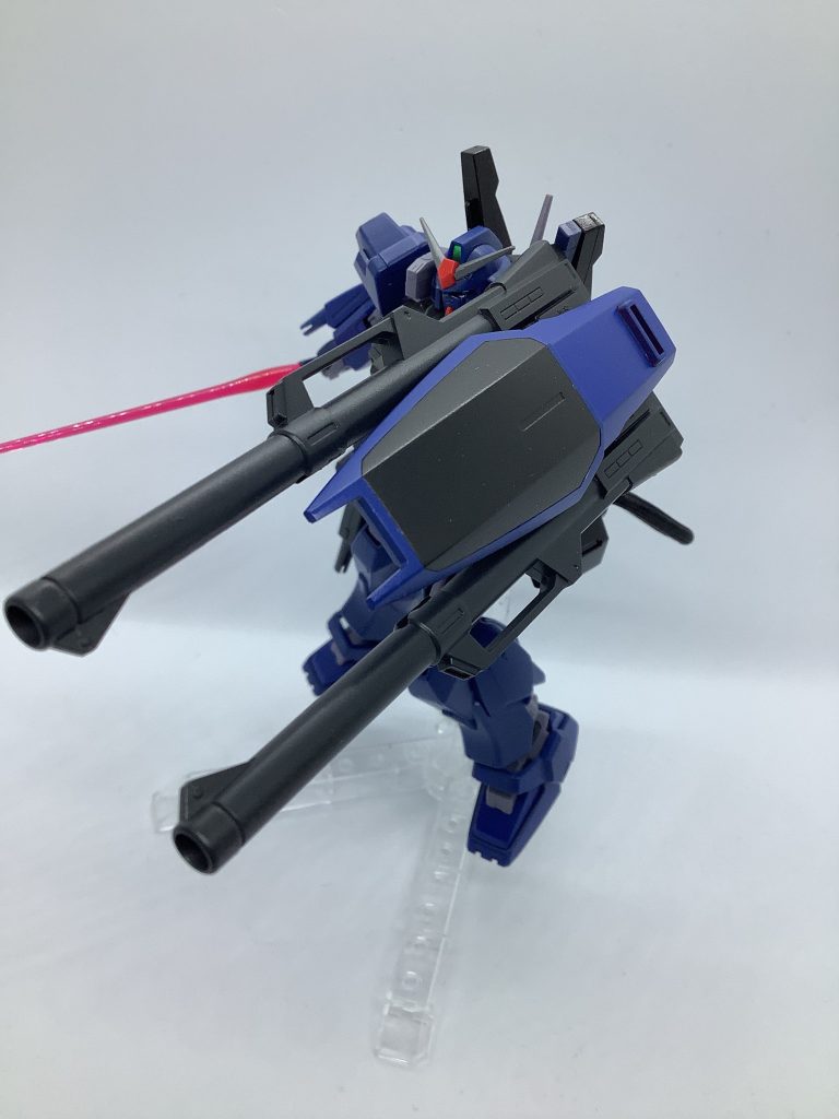 ダブルバズーカシールドシールド裏に二挺のハイパーバズーカを装着した武装。開発スタッフがとあるホビー作品から着想を得た。