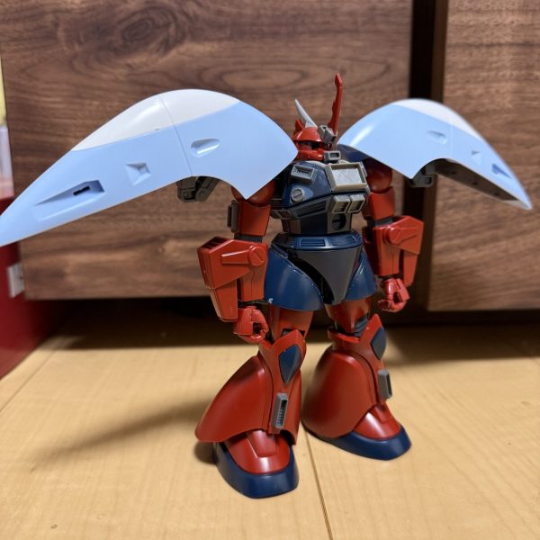 リゲルグの派生機というか後継機を開発中です！肩のジョイントにアビスガンダムのウェポンユニットをリゲルグのショルダーアーマー風に配置してみました。オリジナルのリゲルグのショルダーアーマーはスラスターでしたが、本機はビーム兵装なんで差別化出来ていると思います！前回の投稿見ていただければわかると思いますが、なかなか迷走しています笑ゲルググウェルテクス路線で行くべきか、リゲルグの路線で行くべきか迷っています、、笑イメージはムーンガンダムに出てきそうなネオジオンの重MSです！(過去の作品を見て貰えばわかりますが重MSが好きなんです笑)（1枚目）