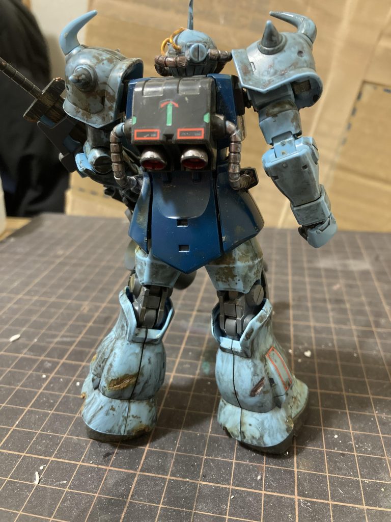 正面と、背面の画像です。　　　　　　　　　いろいろな所に傷をつけて楽しみながら制作しました。　　　　　　次は、武器紹介です。