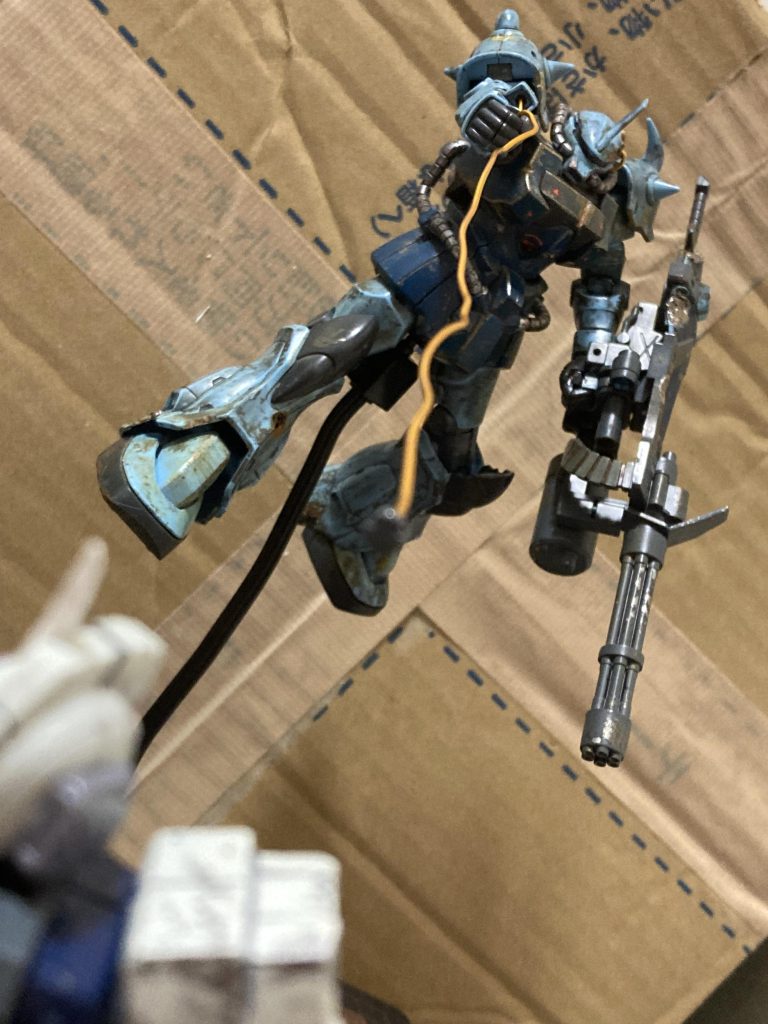 上から、ガトリングシールド　ヒートサーベル3連装35mガトリング砲　ヒートロッドです。特に、ヒートサーベルの刃の部分を欠けさせたりしたところがお気に入りです(zaku-kao2)後、　　ヒートロッドで襲われるダガーLが、可哀想です(gundam-kao9)