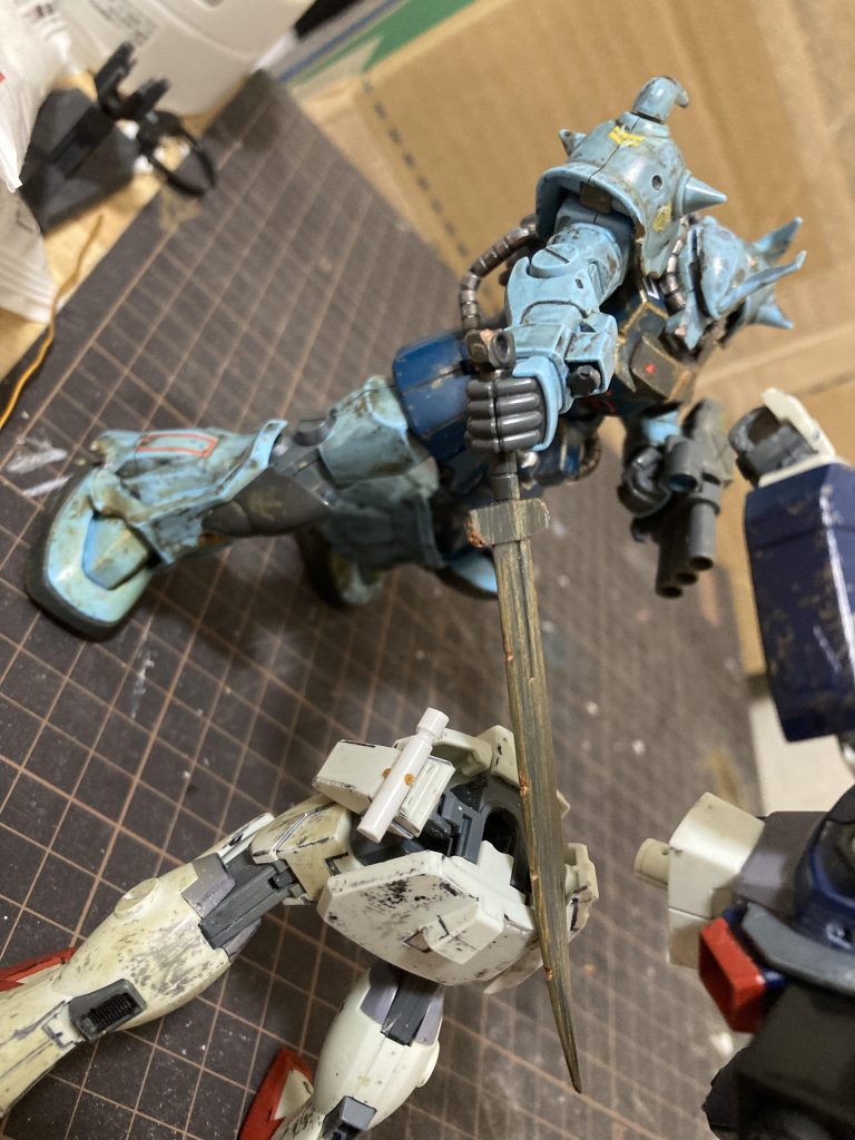 最後に、ダガーLを、ヒートサーベルで、　　真っ二つにしてる画像で、終わります。　　　ガンスタ初心者ですが、これからも、たまに、気が向いたら投稿していくので、　　　　　　よろしくお願いします、拝見ありがとうございました。(gandam-hand2)