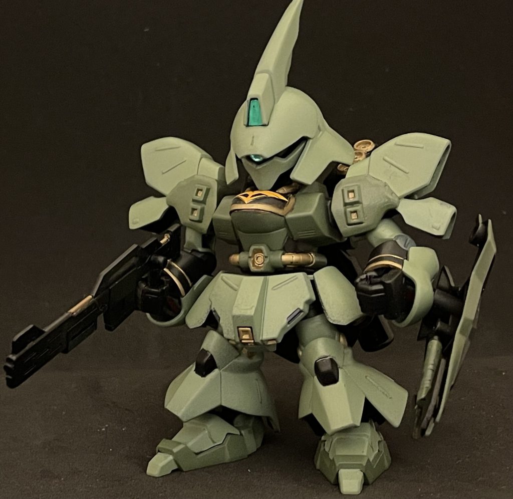 まずは正面。普段、SDを作り込むことがないので、素立ちの魅せ方に思いのほか苦労しましたTwTツノをカットして予備機っぽく。胸と腕のエングレービングは枠はスジボリ、胸エンブレムはシールドのシールをカットして使っています。