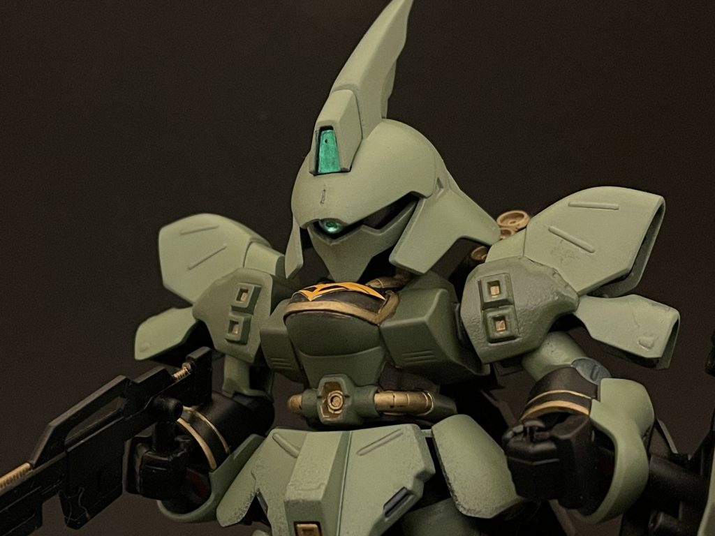 バストアップ。頭部センサーは付属シール、モノアイはSachiプラモさんのオールマイティーモノアイを使用してます。なので目がギラギラ☆