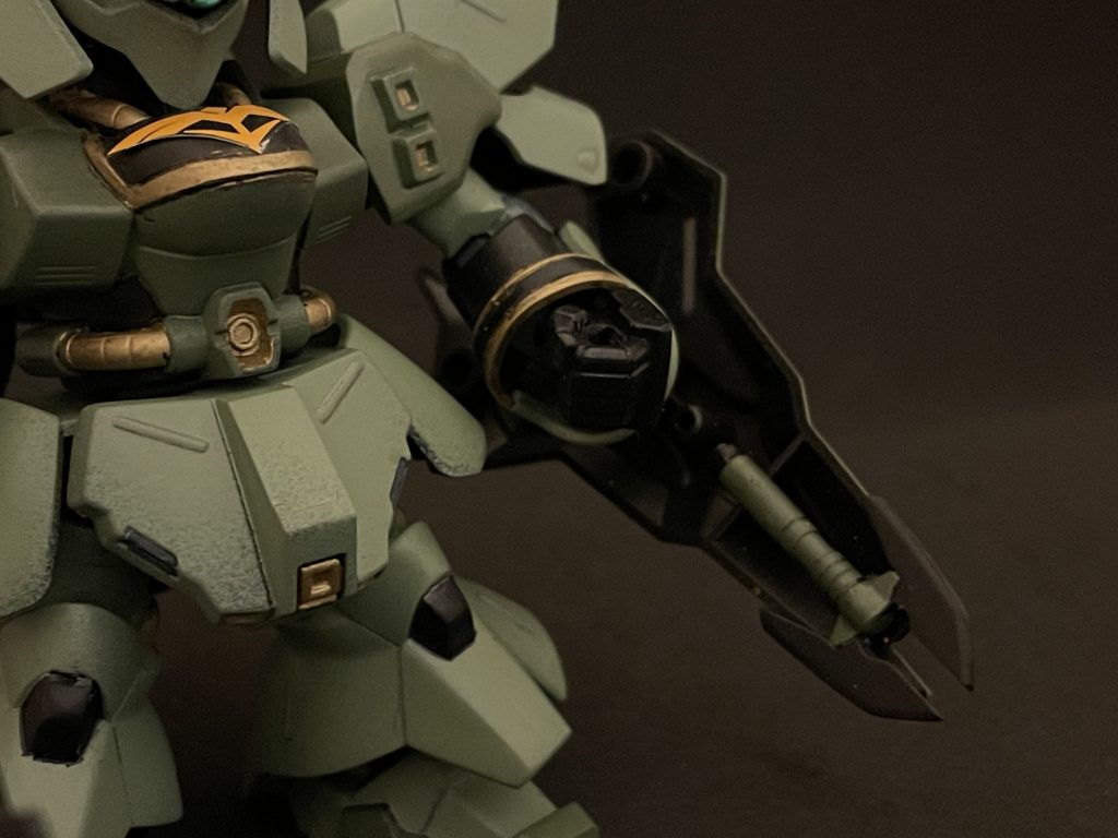 こだわりポイントで、ビーム刃一体型のビームトマホークをスジボリカットして塗り分け、シールド裏にマウントしてみました！これが結構骨が折れた_(:3」z)_