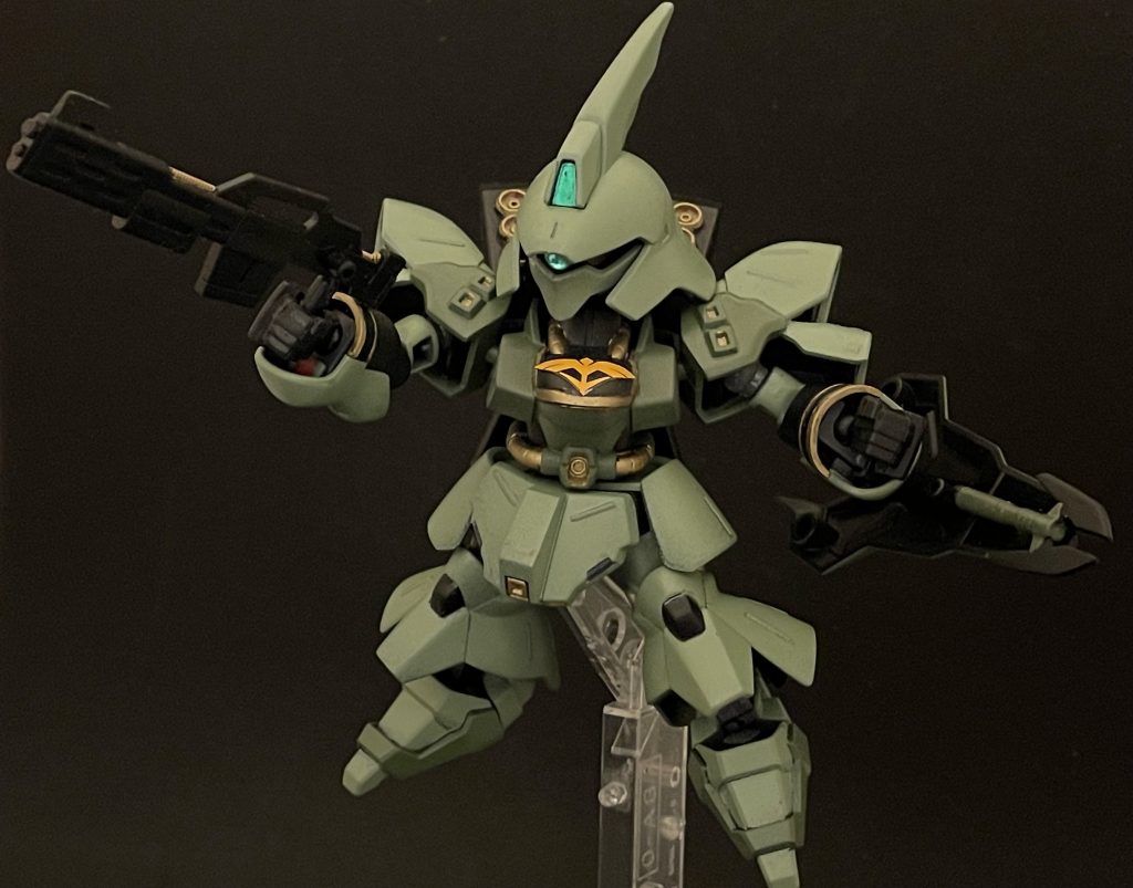 射撃ポーズ。膝が稼働しないので足首を広げるとスタイリッシュに見えてイイ感じです♪