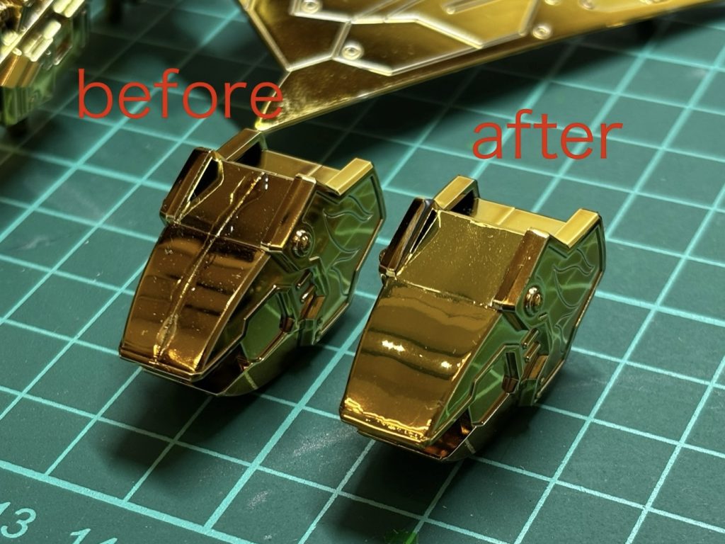 メッキ部分の合わせ目はいつも通り接着剤でムニュっとさせたあと、余計なところを削らないように慎重にヤスリがけしてある程度凹凸が無くなったらゴールドミラーフィニッシュを貼ります😌メッキは角で見え方が大きく変わるため角に沿って余白をカットすれば意外と分からなくなり…なってますよね?🤔💦