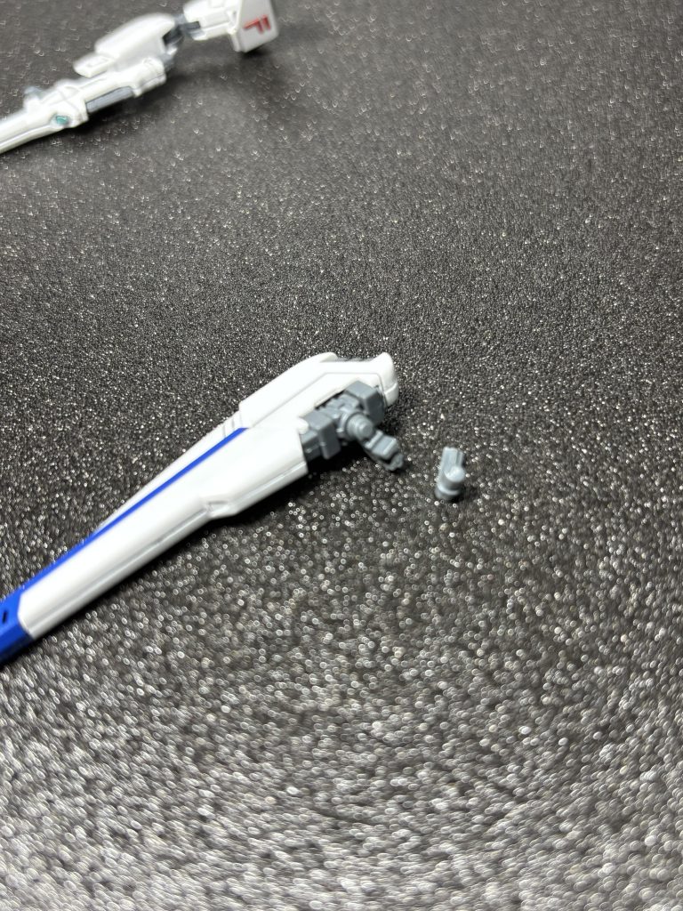 ポージング中にポッキリ(zaku-kao4)