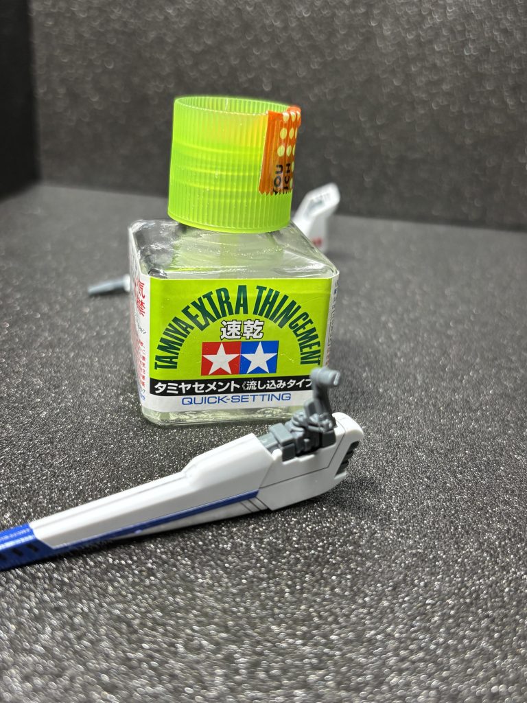 取り敢えず接着剤で修復してみましたがおそらくまた折れるでしょうな(zaku-kao9)