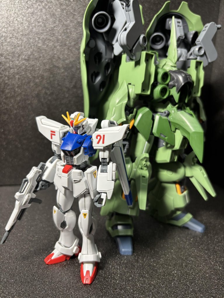 制作途中のクシャトリヤとパシャリクシャが大型の分類では有りますが同じ144でも世代が進むだけでここまで小型化されたんですね〜(zaku-kao5)