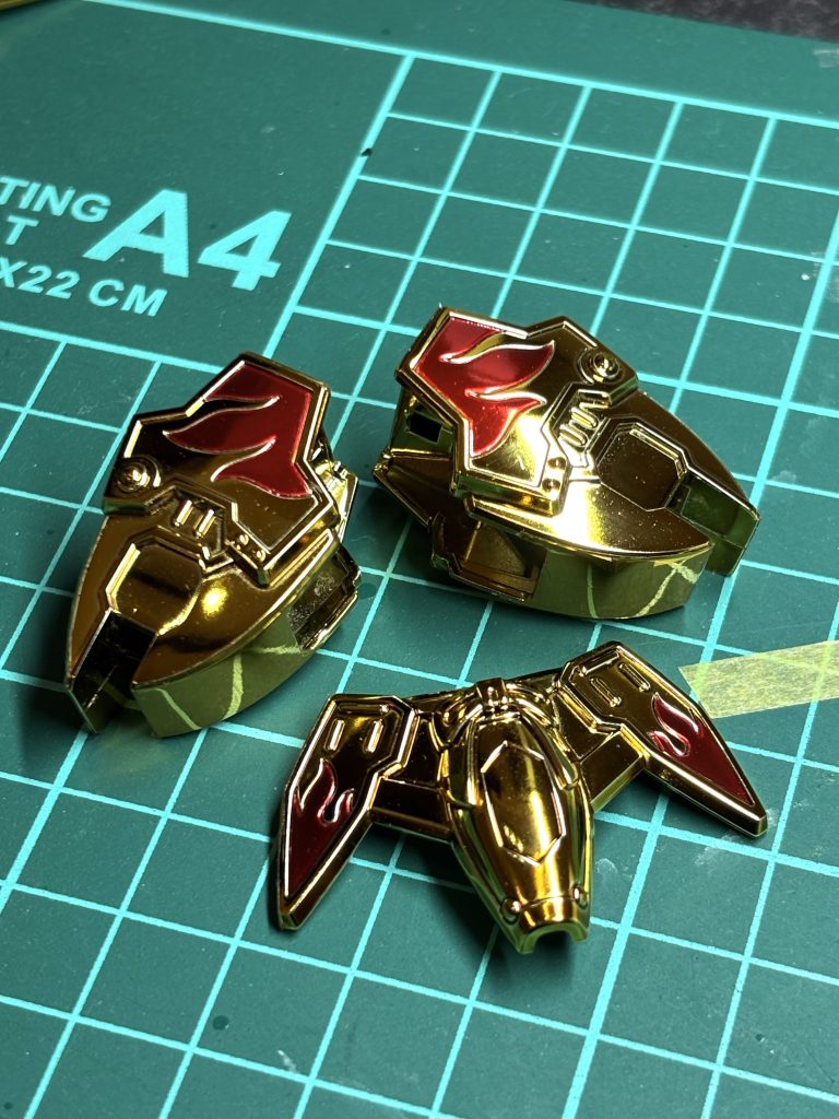 メッキ部分の赤い箇所はクリアレッドフィニッシュを貼り、キャンディ塗装っぽくしています。