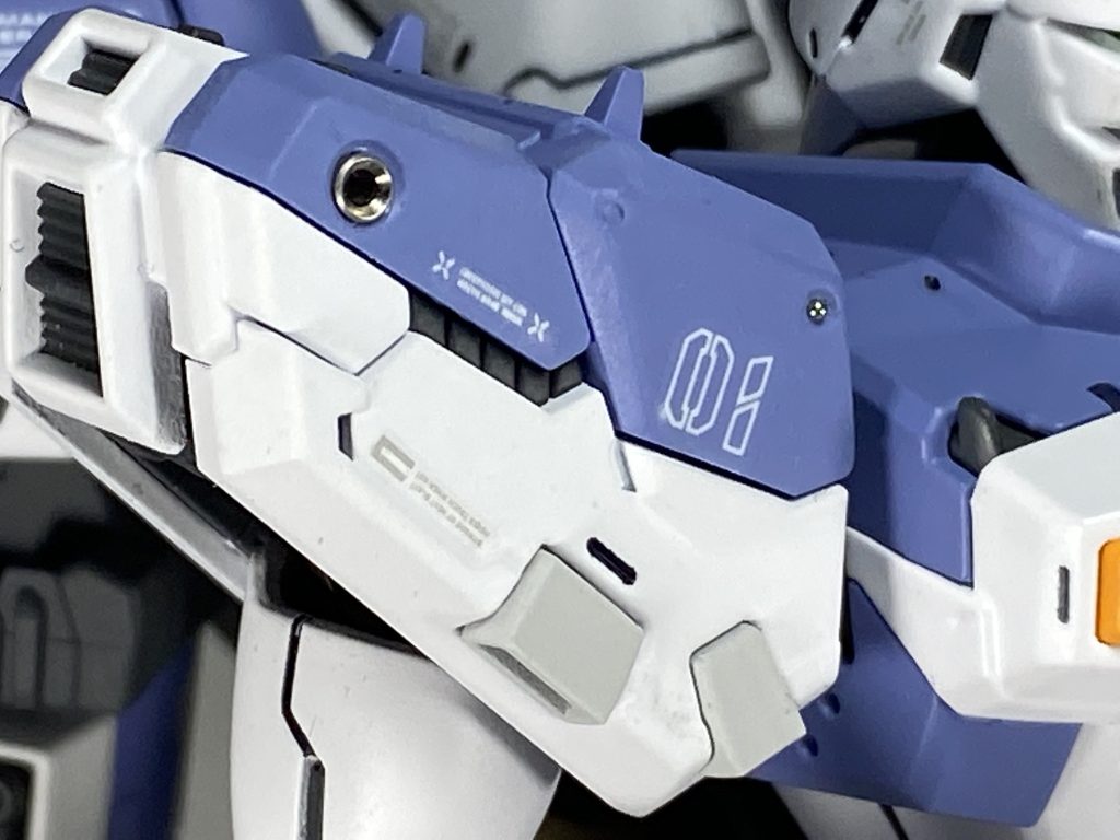 肩の部分には、追加でスラスターを埋め込んでます！