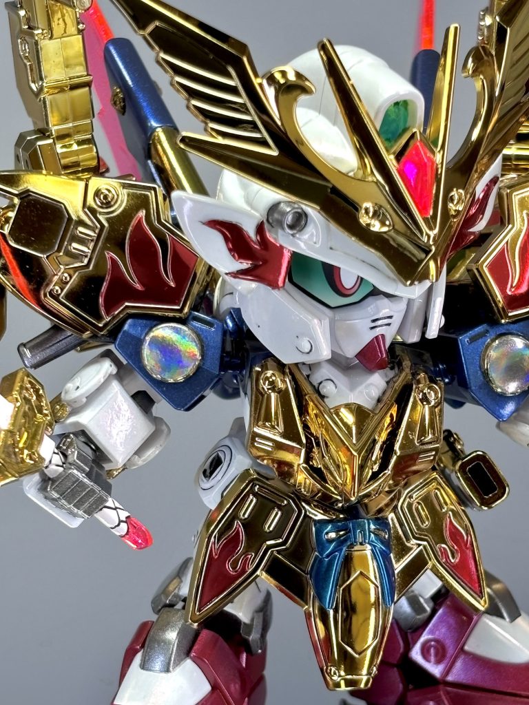 今回、塗装で金は一切使わず全てハセガワ ゴールドミラーフィニッシュを貼り付けました🔥メッキ部分もゲート跡や一部の合わせ目消しに使用してます🙌肩の天幻鏡はホログラム〜、赤い部分はゴールド〜にクリア赤フィニッシュをキャンディ塗装風に重ね貼りしています😌