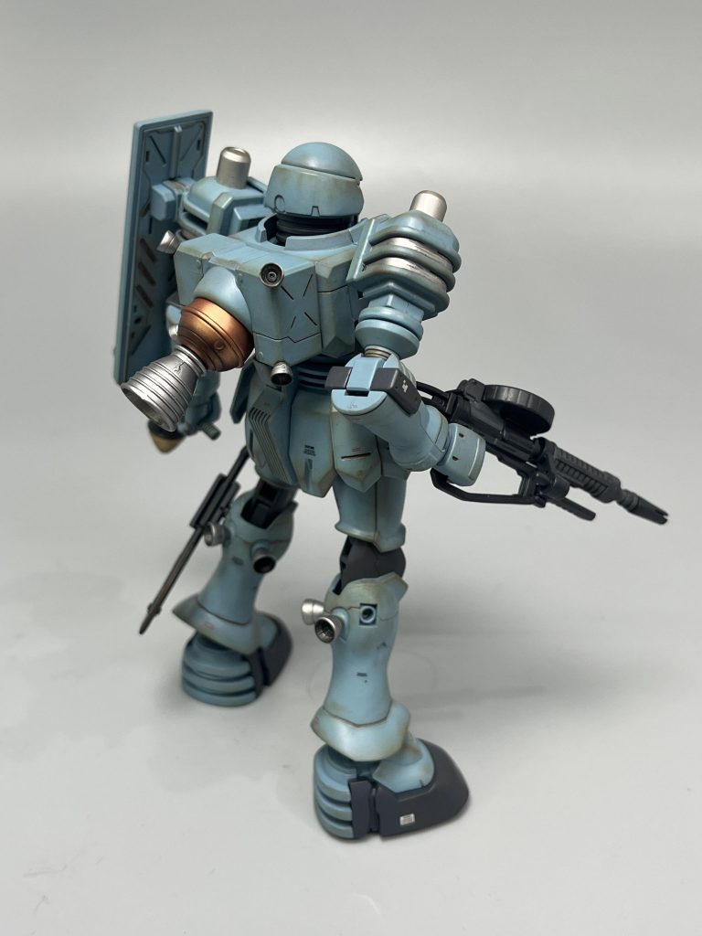 使った色ですが、メインカラーはジェット戦闘機のイメージで、クレオスのエアスペリオリティブルーを使いました。武器類はクレオスのミッドナイトブルー、関節はファントムグレー、バーニアはスーパーアイアン2、土星エンジンはスーパーカッパー、シュツルムファウストの弾頭はGXレッドゴールドにしてます。