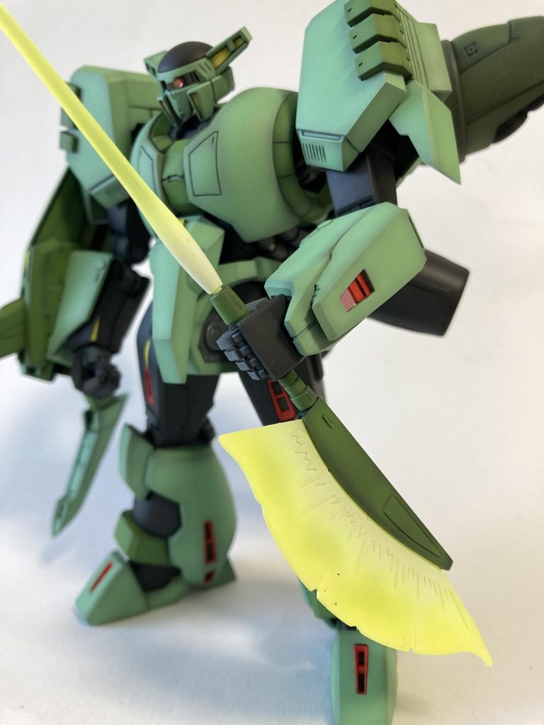 サーベルのクリアパーツはグラデーション塗装しました