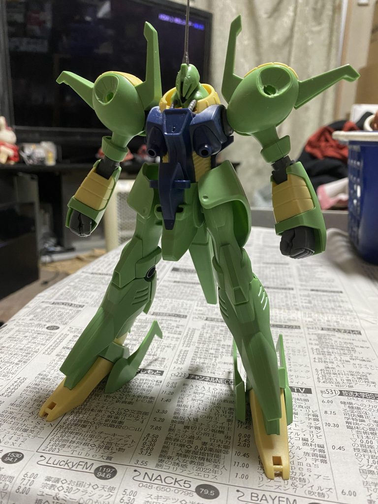 肩はピンパイスで穴を開けたり、浅いモールドを全て彫り直しています。