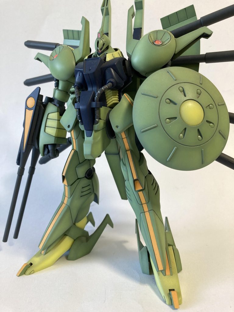 羽根を広げたカマキリみたいです