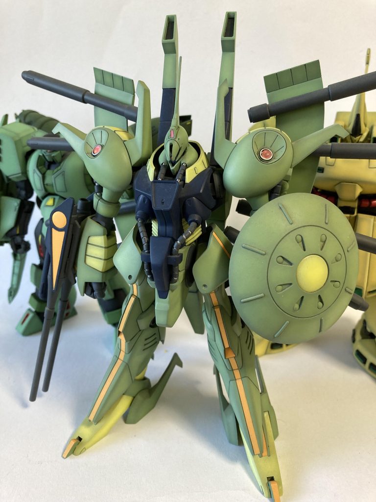 この3体だとパラス・アテネのデザインだけ妙に有機的なのが気になります(ガブスレイとデザイナーさん一緒なのかな?)