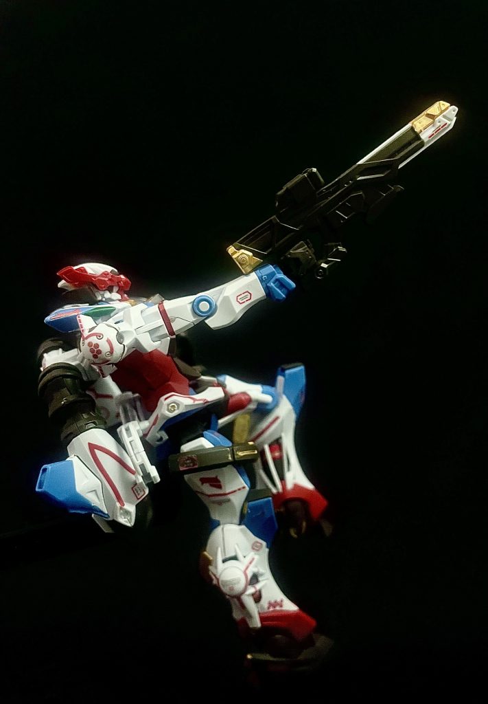 昨今のHＧは本当に仕上がりがカッコよくて、下手に手を加えると逆におかしくなりそうで。市販のステッカーをペタペタ貼り付けて密度を高くする位がちょうど良いかも。