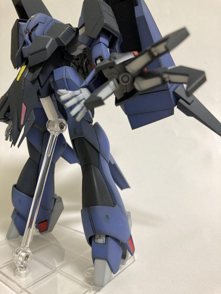 大変だったのがこのクローです。内側がスカスカなので、パテ埋めして整形関節部は彫刻刀を駆使して作りました。苦労しました(クローだけに…)