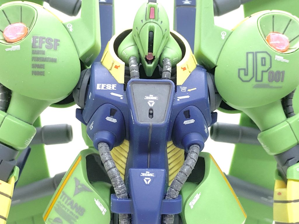 デカールは異形感を出したかったのでスジボリ堂のロボデカール 注意書きマーク、ハイキューパーツのRB01コーションデカール、ベルテクスとHJモデラーズデカールの各種をかなり使い、ガンダムデカールは1/4程度しか使いませんでした。