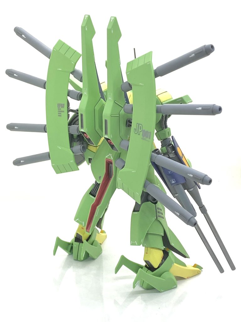 キットの説明書を見ますと・・・踵だけがクリームイエローで筆塗りですと間違いなく発色し難い色ですからマスキングしてエアブラシで吹き付けるのですが・・・そこだけ色が合わないのは嫌なので全てのクリームイエローの箇所を塗りました。薄くも濃くもないグリーンは接着すると白化になり易い色で、このキット専用のガンダムカラーを持ってましたから白化した箇所だけぼかす様にエアブラシで吹き付けると・・・成型色と同じ色なので全く違和感の無い仕上がりになりました。問題は足のオレンジのラインでここは地道にマスキングしてエア圧をなるべく低めにし、慎重に優しめに吹いていきました・・・キチンとマスキングも出来てたから漏れることなく、修正しなくて済みました。