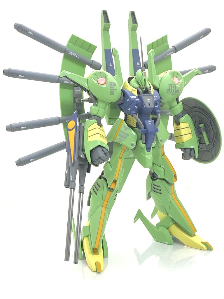 ラッカー塗料で塗装した箇所が結構多いので、装甲裏は水性塗料で塗る事にしました・・・はみ出した所はマジックリンで落とせば塗膜を傷める事は無いですし、その上からラッカークリアーも最初に砂吹きすれば塗膜を傷めずに塗装出来ますからかなり使えると思います。ボリノーク・サマーンと違い、正直言ってパラス・アテネはデカールのイメージが全く沸かず考えたのですが・・・異形感を出したかったので、なるべくガンダムデカールを使わず、様々なメーカーのコーショーンデカールを使いました。勿論、ガンダムデカールも使うのですが・・・白の良いコーションデカールというのが中々見つからず、デーカル貼り終わるまでに5日も掛かってしまいました。今の時期、群馬は風があるから異常に寒く、換気の為に窓を開けたら凍えてしまうので(笑)、クリアー吹きは二日に分けてやりました。最後に肩の拡散ビーム砲を6mmのHアイズに変えてやっと完成しました。