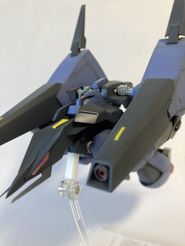 MA形態の目になる所は、透明プラ板を片面だけクリアレッド、シルバーを吹付したものです。一枚作っておくとセンサー類に使えるのでオススメです(最後に両面テープを全面に貼っておくと良いです)