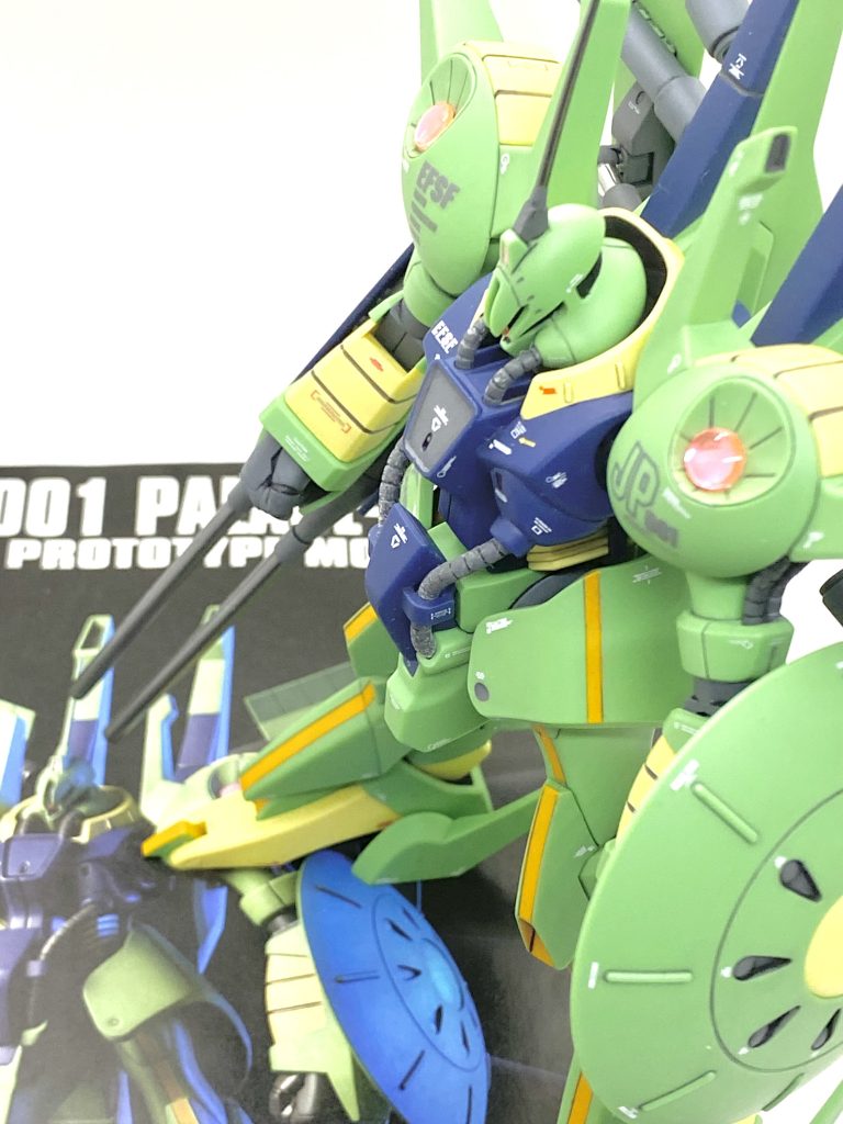 最後は説明書と。パラス・アテネはボリノーク・サマーン以上の重MSなので案の定難しいキットでした・・・難しさではEx-Sガンダムやガブスレイ並みで大苦戦でした(笑)。塗装が大変な細いオレンジのラインに8本もあるミサイル、ディテールを跨いであるバックパックの合わせ目などは完成への難関ですが小顔に足元へ末広がるプロポーションは今でも全然通じる物で今でも再販されると瞬殺されるのが分かる気がします。合わせ目が相当多いので自分みたいに無理に消すのではなく、ダンモやタガネを使ってモールド化したり、細切りにしたプラ板を貼っても良いと思いました。完成するとMG級のボリュームがあり、大変満足するので手に入れた方は作てみてくれると嬉しいですね。ご覧して頂きありがとうございました。