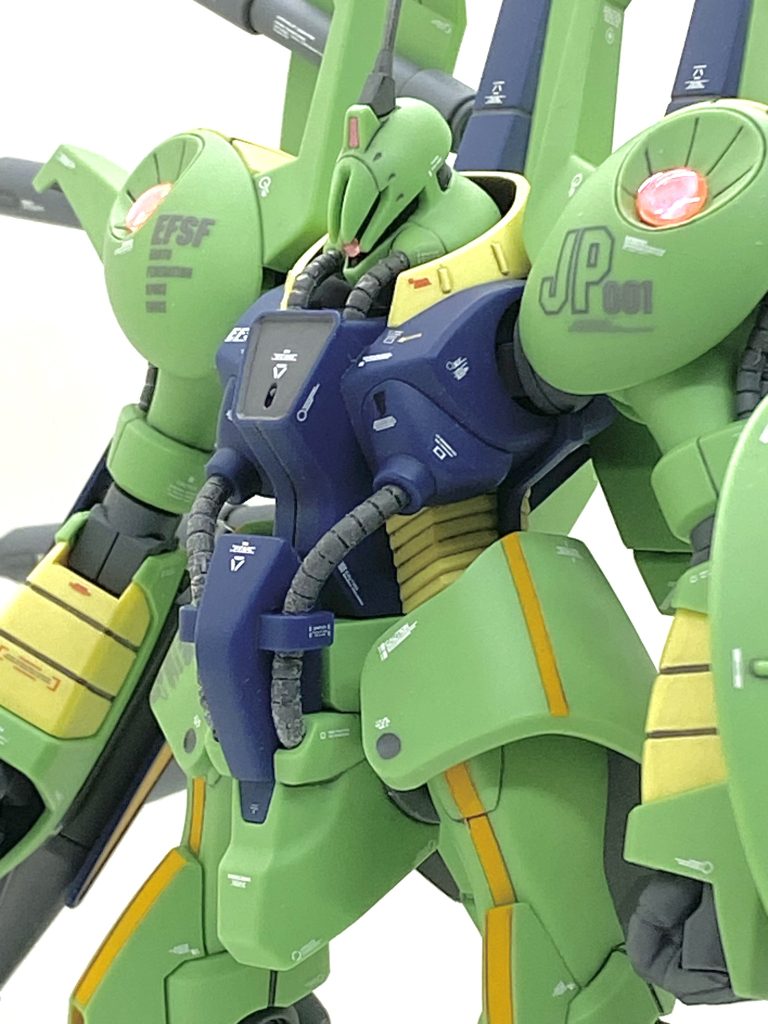 兄弟機のボリノーク・サマーンと違い、パラス・アテネは20年近く前のキットですから至る箇所に合わせ目があり、特にバックパックの合わせ目はモールドを跨いでいるので消すのが本当に大変でした。肩は拡散ビーム砲の基部をクリアーパーツにしたかったのでピンパイズで穴を開けて、その後のヤスリで成型し片寄にするので該当する個所をノコで切りましたが・・・大変切りにくい箇所で合わせたら隙間が出来ましたから、瞬間接着パテで成形しました。大型ミサイルもモナカ割りでしかも8本もあるので、それの合わせ目消しだけでも1日以上掛かってしまいました。2連ビーム・ガンも合わせ目だらけで表面処理だけで一週間以上掛かり、前途多難です(笑)。