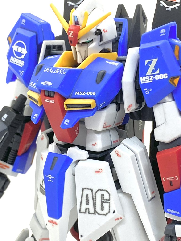 最初のHGUCも合わせ目がそこそこ多い以外は問題ない出来の良さでしたがゼータガンダムのキットの宿命上、挟み込みの箇所が多いのは仕方なく当時は筆塗り全塗装でしたから塗って合わせ目消して・・・とかなり大変でしたがリニューアル版は特に腕や足、肩などが合わせ目が片寄せのモールドになっているので最初のHGUCとは雲泥の差で楽でしたので部分塗装に頑張れました。ですが、青色部にオレンジイエローは中々発色しないので下地にクールホワイトを塗っています。