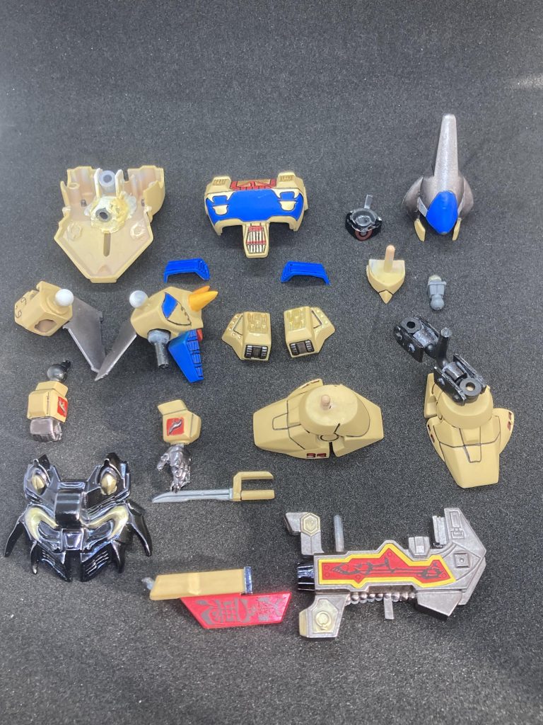 腕は関節技パーツで可動。ディスプレイ用に背中内部にポリキャップを新設(画像左上)。最後の写真のように空中ディスプレイできます。