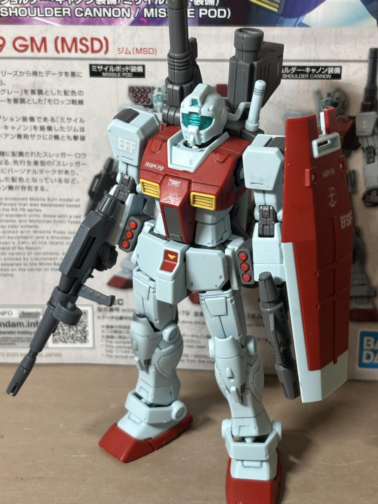 初投稿は自分の好きな機体がいい！ってことで、もともとジム系の機体にすることは決めてたのですが、まさか中古屋でコイツに出会えるとは。運命的なものを感じましたね（笑）基本塗装はせず、腰部ミサイルポッドと各部バーニアのみ塗装しています。全部ガンダムマーカーです。