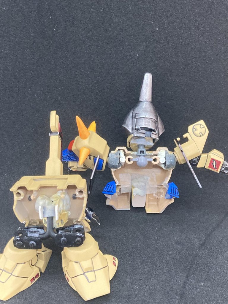 内部構造。脚部に繋ぐ黒いパーツはプラ板とポリキャップで自作しました。頭部も元キットは繋がっていたので(首が回らない構造)GUNSTAの先人作品を参考にして切断。ポリキャップを埋め込み二重可動としました。