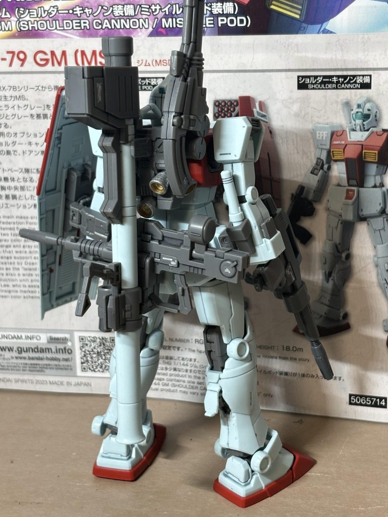 バックショット。この武装モリモリ重武装な感じ、たまらないですねぇ。ちょっと武器載せすぎて、ジムっぽさはないですが、これでいいんです。だってかっこいいもん。右腕部には、予備のビームサーベルラックもついています。どうやって取るかは、まあご想像にお任せします。