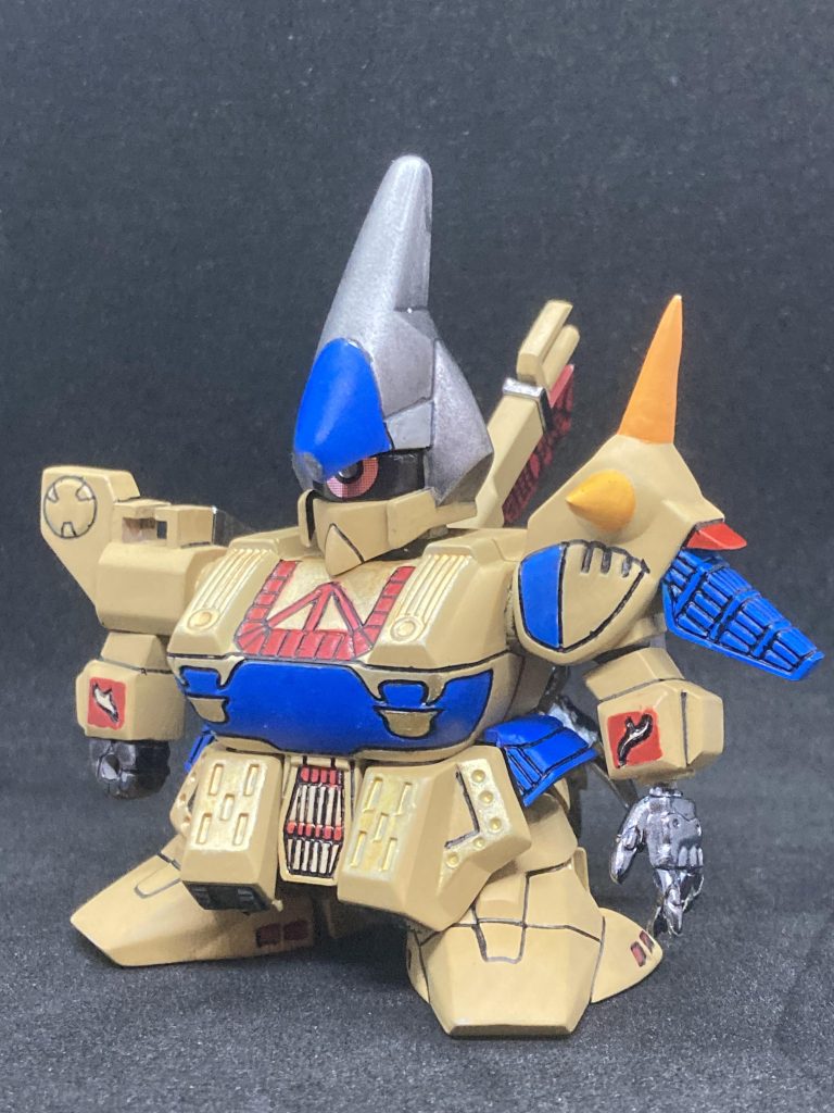 モノアイ部分は付属のシールを使用。左右に振れる構造を活かしました。左手は元パーツの指の間を切断し、折り曲がったように角度をつけて再度固定しています。左肩はエポパテで盛ってシャープに。額の青部分もエポパテ盛りで大きく。あご？も若干盛っています。