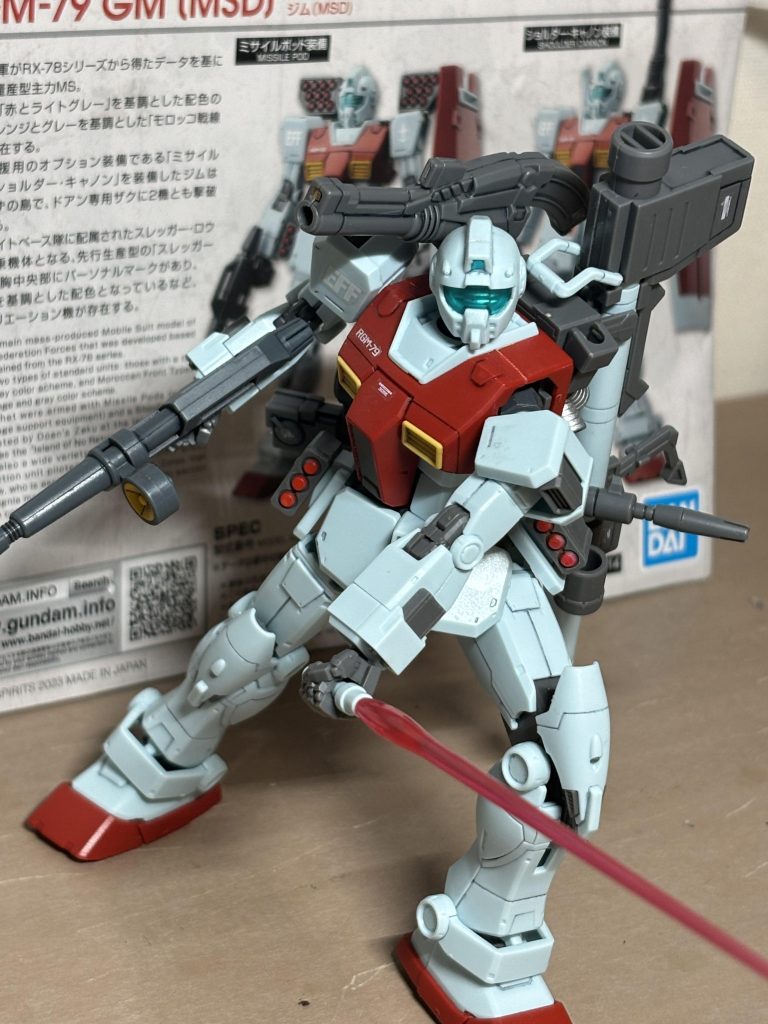 最後は抜刀して。いかがでしたか？初投稿のガンプラにしてはいい出来かなと思います。合わせ目消しが私はまだ慣れておらず、頭部とか武装類とか結構はっきり残ってます。まぁある程度はご愛嬌ってことで。あとマーキングシールの端が思ったよりも目立ってます。艶消し拭けば誤魔化せると思ったんだけどなぁ。次オリジン系の機体作る時は、端を切り落とすようにしよう。ともかく、最後までご視聴いただき、ありがとうございました。次は何を作るのか、いつ投稿するのかも決まってませんが、また次回投稿したら見に来てくださいね〜！