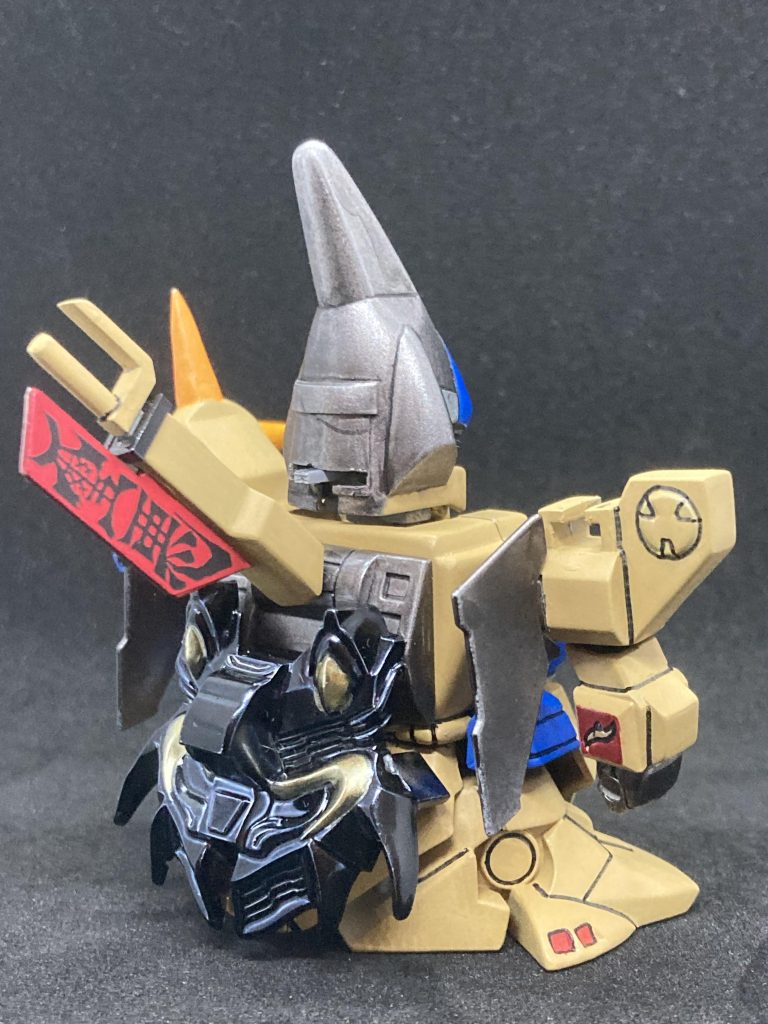 塗装はガンダムマーカーエアシステム。グレーサーフェイサーの下地にダークイエローを吹きました。今回一番手間がかかったのがこの色探し。より箱絵に近い色のガンダムマーカーをやっと見つけました。つや消しトップコートで仕上げ。