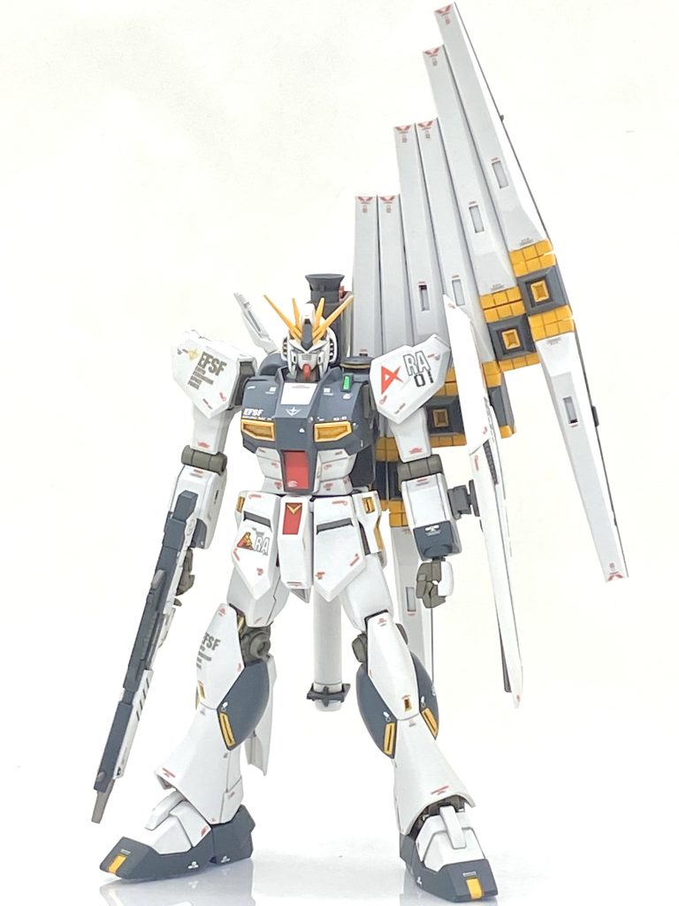 今回手を入れたのはモールドでνガンダムは合わせ目が殆ど無いスーパーキットなのですが、その分パーティラインの多さとモールドの甘さが目立ちますのでモールドの甘い箇所は全てタガネや目立てヤスリ、デザインカッターなどで彫り直しました。特に頭や胴、肩や足の合わせ目を隠す為に片側に寄せてある所は気を遣い彫り直しましたので墨入れの際に非常に楽に塗料が流れてくれました。