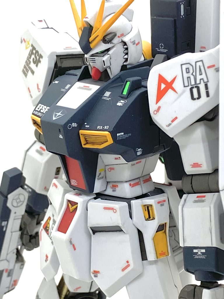 フィンファンネルを付けますと・・・これこそ完成形のνガンダムに見えます。フィンファンネルのイエロー部の一部が色分けされてないので塗装しないといけないのですが、明るい色の成型色は艶を消してもどうしてもプラスチック感が残る事が多いので全て塗装しました。腿のスラスターやつま先のイエロー部は紺色の成型色の上から直接吹きましても発色しないのでクールホワイトを拭いてからイエロー吹きましたら綺麗に発色しました。