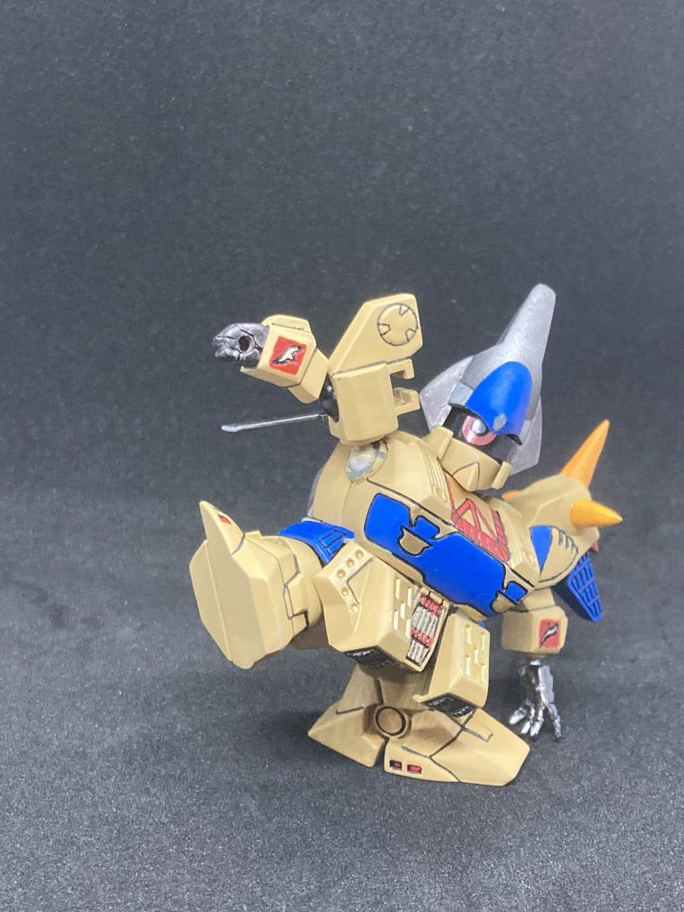 上記構造と、鎧下部を跳ね上げ式にしたおかげでここまで足が上がります。画像ではわかりにくいですが、足内部にネオジム磁石を埋め込んでいるため、バランスを崩さず立てます。