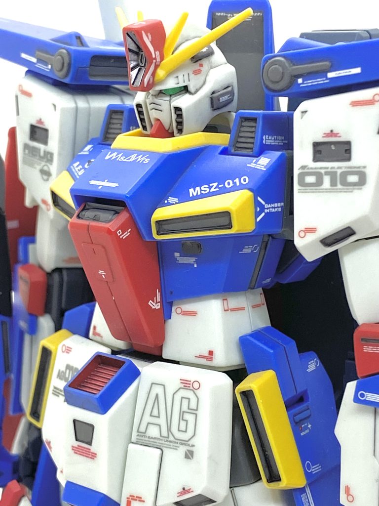 現在でのZZガンダムのキットの最高峰は間違いなく、MGのVer.Kaだと思います。自分も素組みで作ったのですが・・・旧MGもかっちりとした変形が出来たのですがVer.Kaは変形は勿論なのですがプロポーションも重モビルスーツらしさが出ている上にメカ部の上に装甲を重ねる事によってメカ部のグレーが見えるという構造で先に出ました完璧に近いνガンダムやHi-νガンダムにも負けない出来の良さでカトキハジメ氏が力を入れてデザインしたのが本当にわかりました。自分も凹凸部はなるべくグレーで塗り分けてカトキ風に近い物を目指しました。