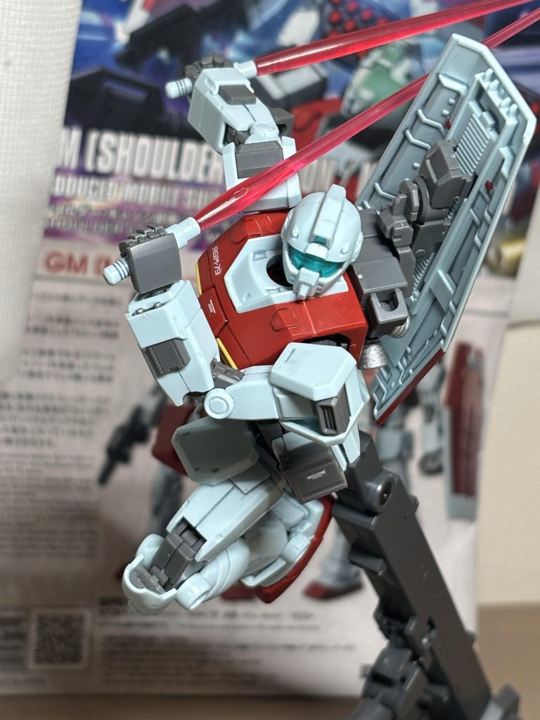 ほぼ全武装をパージしての突撃&格闘戦...みたいなぶっ飛んだ戦闘ができる素ジム乗りは多分一年戦争時にはいませんね。大分違いますが、ガンダムUCのスタークジェガン対クシャトリアの時のあのシーンをイメージしてます。