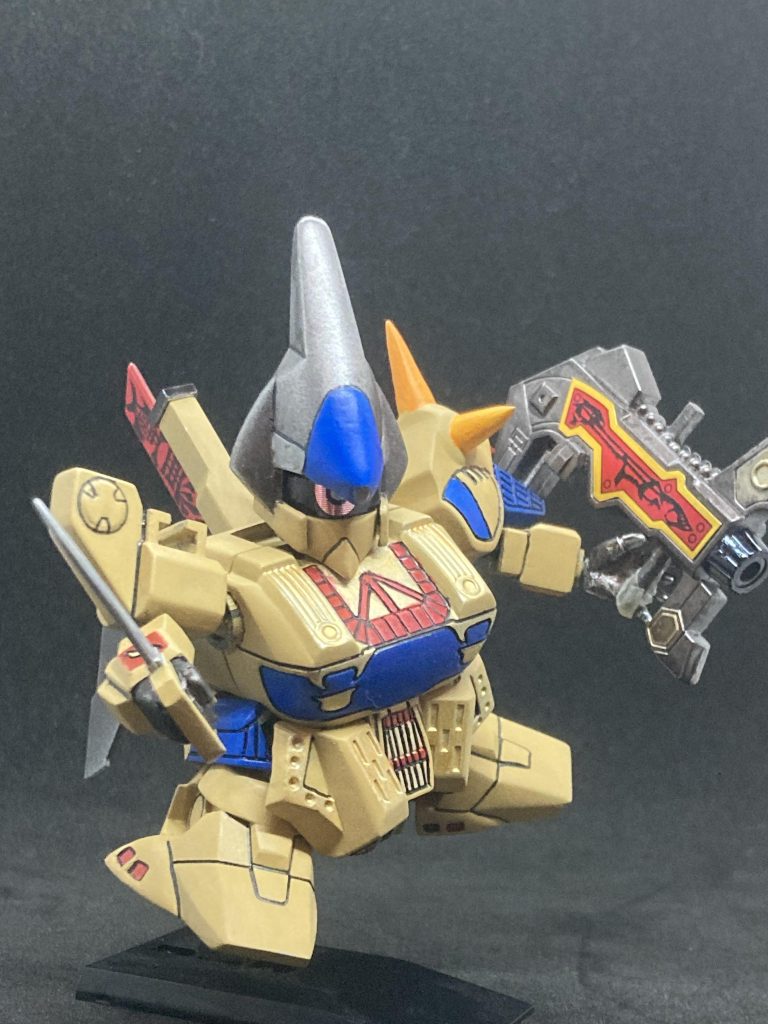 SDガンダム烈伝の作例ポーズ。左右非対称、首が繋がっている、などこれまでのSDと一味違い一筋縄では行かなかった作品。左手の元パーツが活かせたのがよかったです。