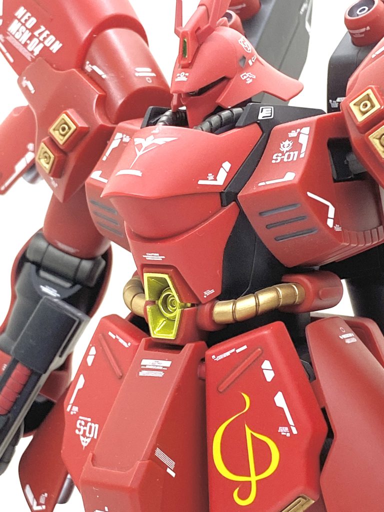 サザビーはとにかく機体が大きくてクリアー吹くのに時間が掛かりました。特にシールドが大きく、ムラなく万遍無く吹くのに苦労しました。ただ、シールド裏はもう少し塗り分けても良かったかな？と完成してから思いました。