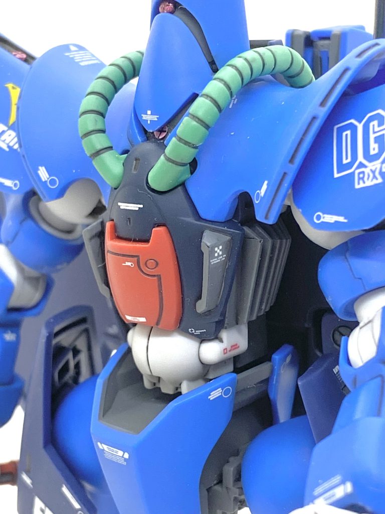 関節や手が白というのはあんまり好きでは無いのですが・・・グレーにしても関節は動かしたら剥がれてしまいそうなので今回はそのままにしました。モノアイもいつもはクリアーパーツにしているのですが・・・モールド上に一体成型されているのが多く、くり抜くと大変手間が掛かりそうなので今回はGXメタルピーチを筆塗りしました。小さい箇所ならメタリックを筆塗りしてもほぼムラになりません。脚に大きめのデカールを貼るのはカトキ氏がバーザムのイラストに描いたのを真似しており、ガブスレイにも貼っていてなるべく統一感を出す様にしました。